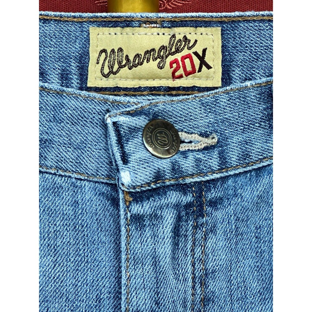 Wrangler Men’s Blue Light Wash Straight Leg Regular Fit Denim Jeans 5-Pocket